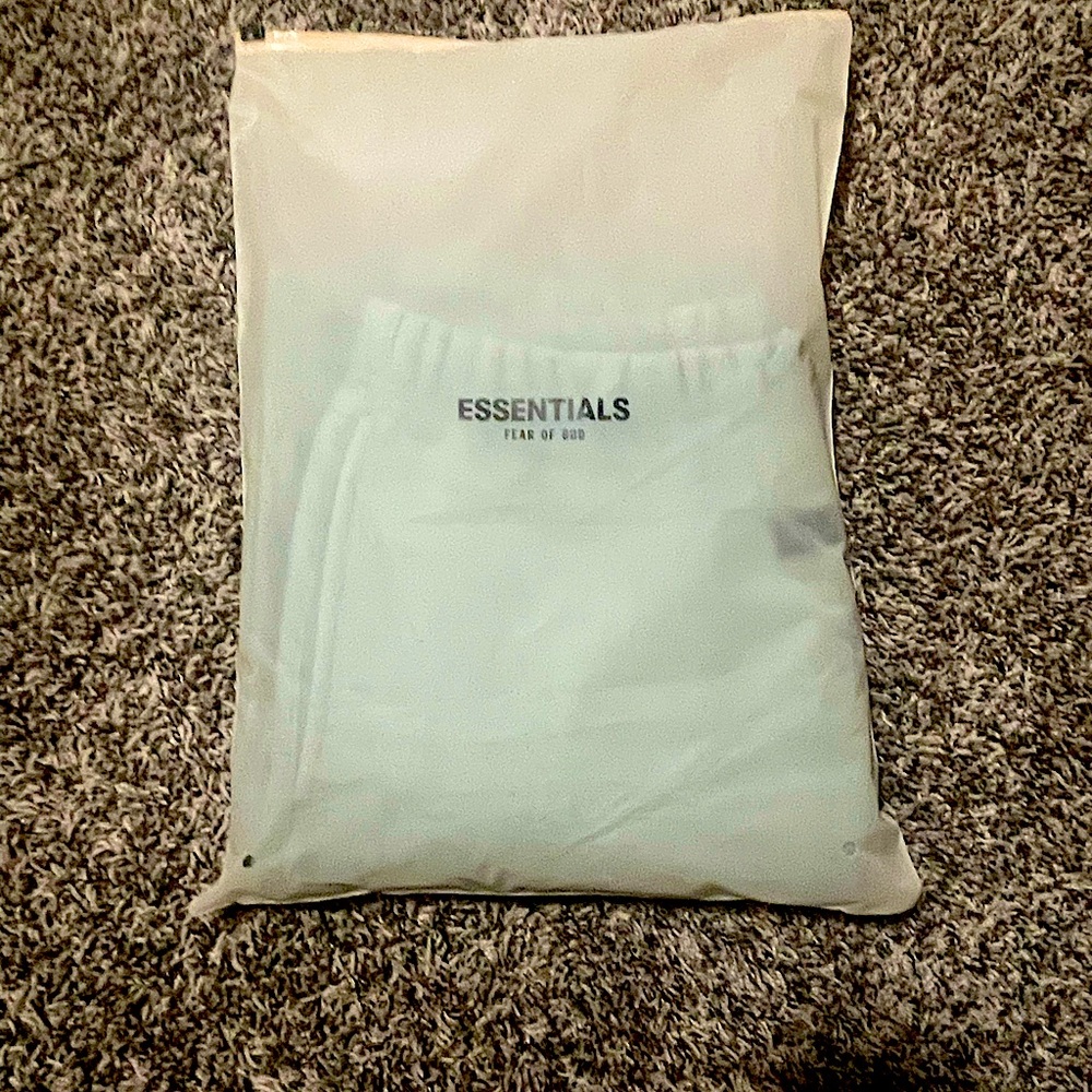 Kids fear of god Essentials sweatpants sycamore 14/16 never worn